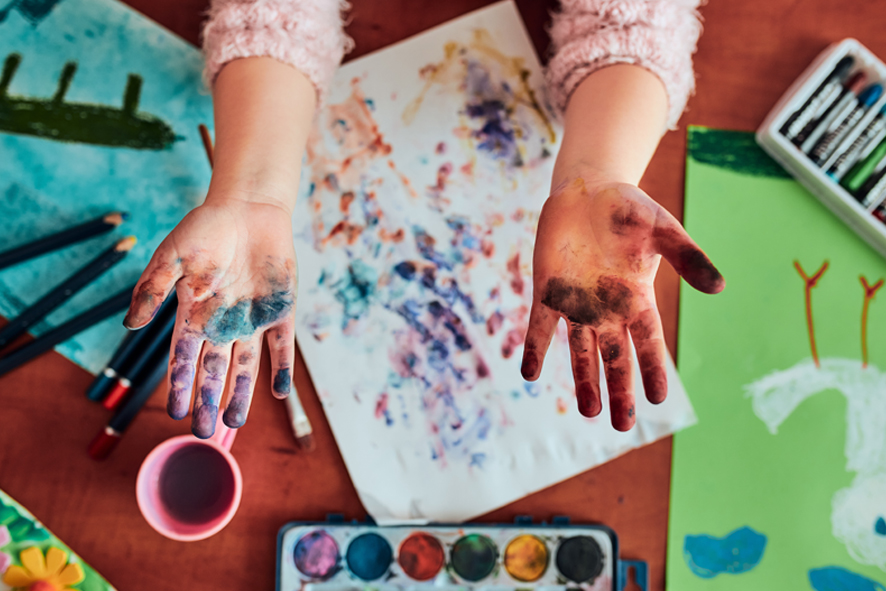 Ręce dziecka umazane farbami