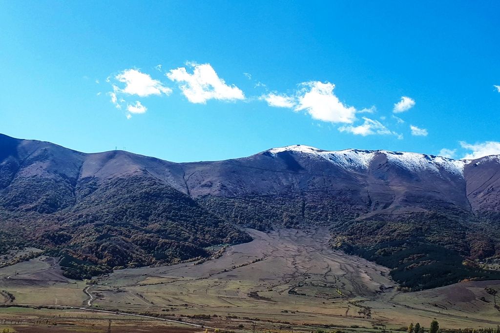 Krajobraz górski z ośnieżonymi szczytami w tle, Park Narodowy Dilijan w Armenii