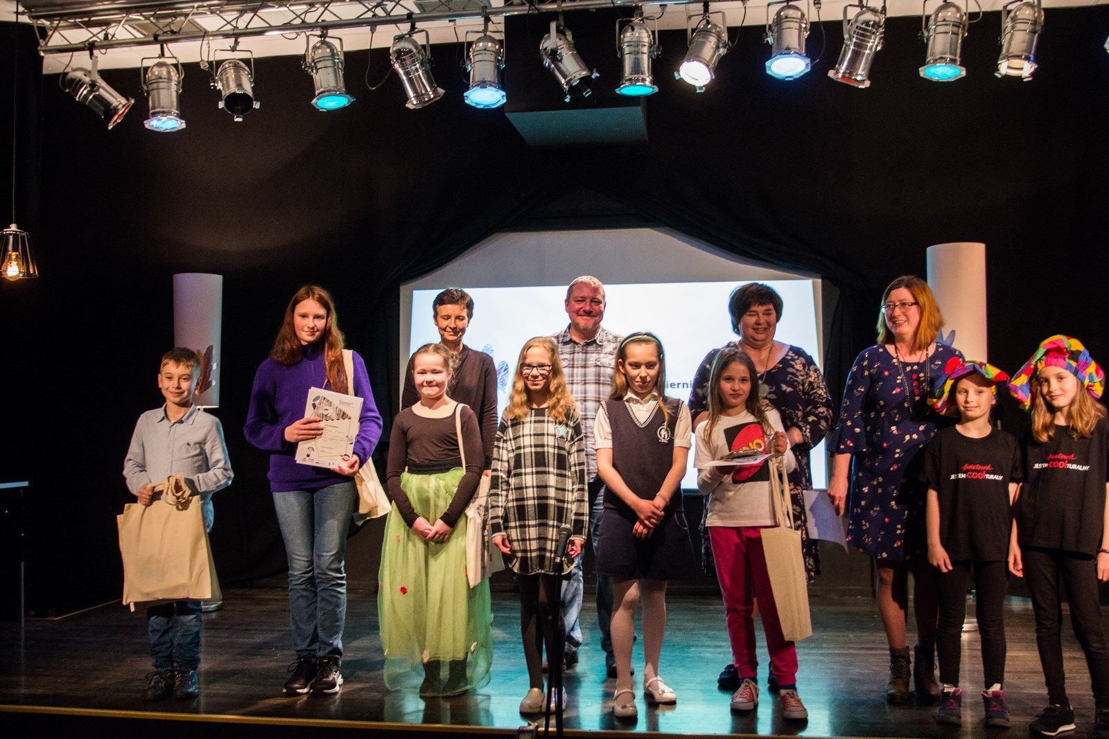 dzieci i jurorzy konkursu na scenie w finale Piernikowej Chaty