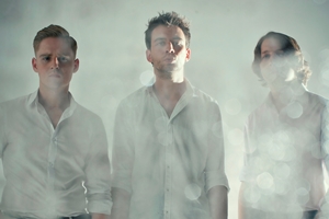 Marcin Pater Trio, trzech młodych mężczyzn w białych koszulach, w kadrze do pasa