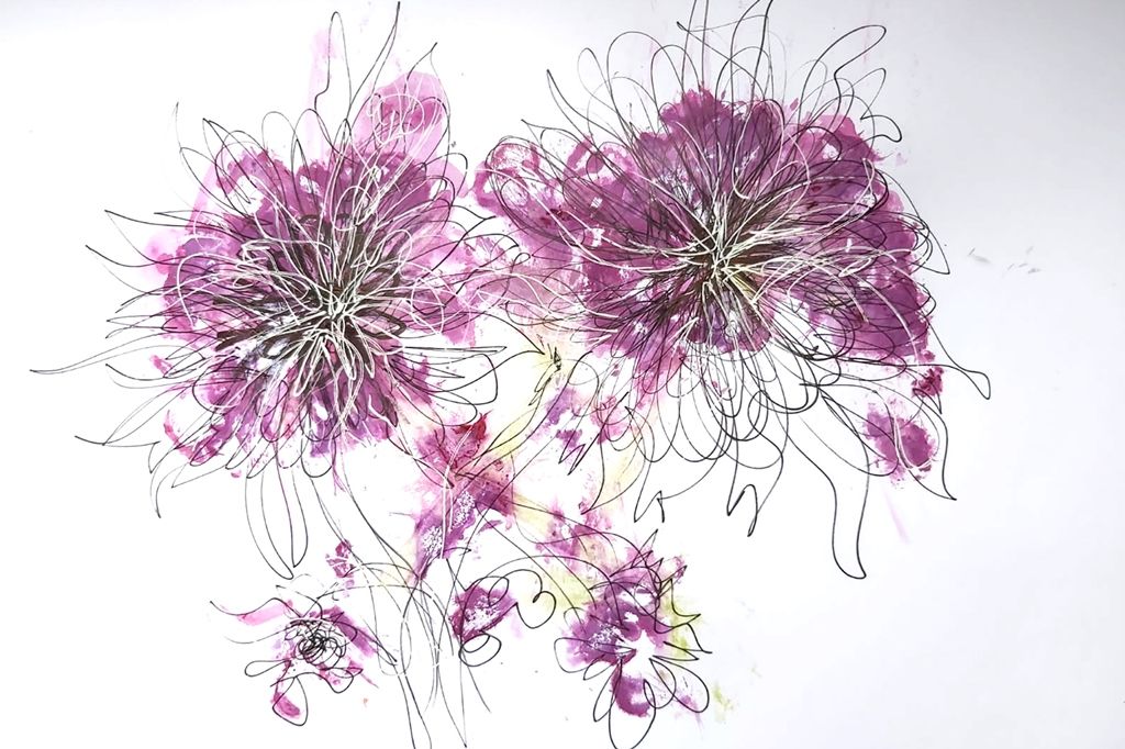 grafika | odbitka na papierze naturalnych kwiatów pelargonii podrysowana piórkiem i białą kredką w bukiet
