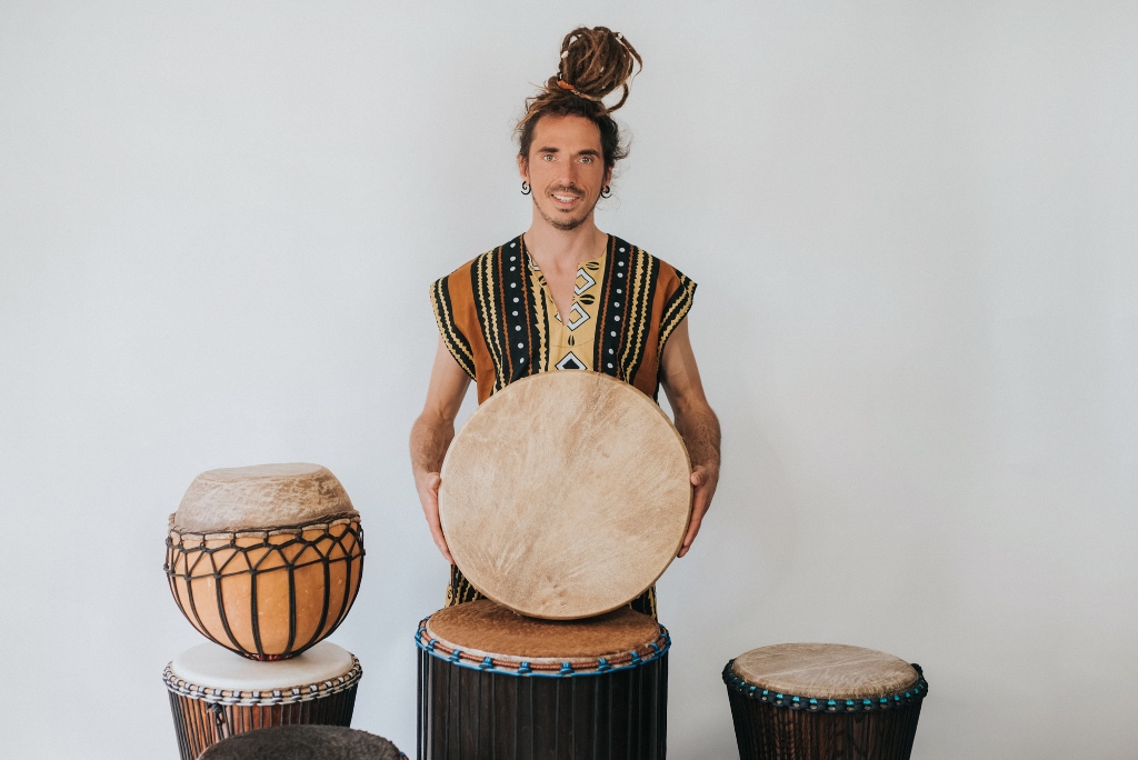instrumenty etniczne: gongi, misy, dzwonki