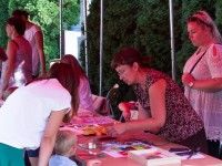 Na stole mozaika kolorowych szkiełek - a szkło fusingowe z Moniką Wieczorek w każdy piątek o 18.00