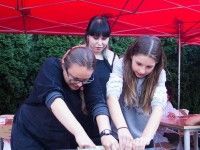 Na sicie ciężka robota! Z Martą Lech nauczysz się też robić linoryt, czy monotypię...