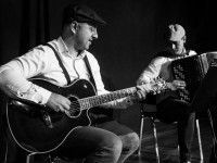 Aleksander Miśkiewicz (akordeon) i Damian Ciosek (gitara)