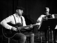 Aleksander Miśkiewicz (akordeon) i Damian Ciosek (gitara)
