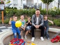 Prowadzący wydarzenie Leszek Gorski i mali uczestnicy imprezy.
