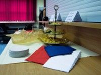 Stół cateringowy powoli się zapełnia