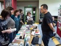 Stoisko z książkami pełne świetnej literatury