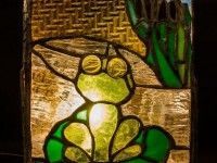 Witrażowa lampa z pinWitrażowa lampa z żabą (jedna ze ścian)