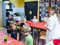 Karolina Cukierska prowadzi warsztaty 