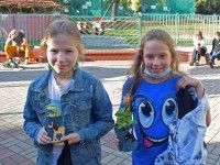 Dzieła stworzone podczas warsztatów recyklingowych wędrują z ich autorami do domów.