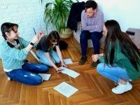Daria, Alicja oraz pan Karol i pani Oliwia zastanawiają się nad tematem oszczędzania wody w kranach.