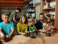 W pracowni ceramicznej | na drugim planie Michał Jastrzębski