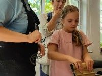 Marta Lech w pracowni sitodruku