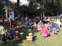 Wojtek Krasuski i młodzi bębniarze