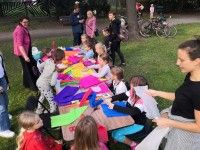 Zosia Straczycka i uczestnicy jej teatralno-plastycznych warsztatow