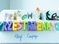 Szyld mini wystawy Pracowni Formy Przestrzenne