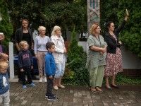 Wciągnięcie urodzinowej flagi na maszt